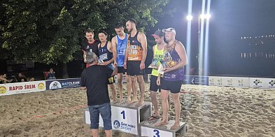 Grali w siatkówkę aż do północy. Plażowy turniej przyciągnął osiem drużyn-82362