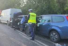 Wypadek na drodze nr 432. Zderzenie busa i dwóch aut osobowych-82527