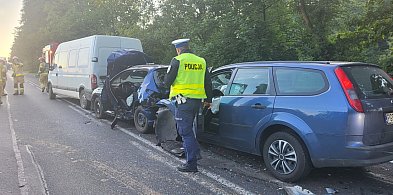 Wypadek na drodze nr 432. Zderzenie busa i dwóch aut osobowych-82527