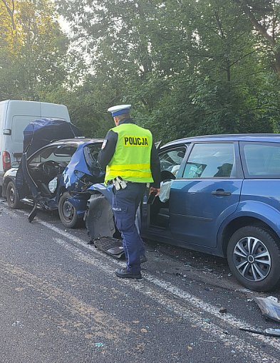 Wypadek na drodze nr 432. Zderzenie busa i dwóch aut osobowych-82527