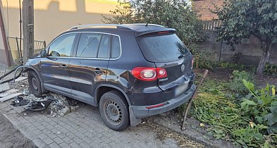 Volkswagen uderzył w słup i ogrodzenie-82632