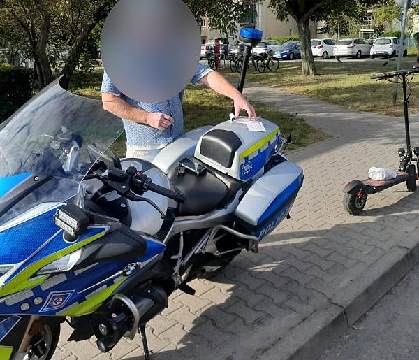Jechali na elektrycznych hulajnogach pod wpływem. Dwaj śremianie ukarani mandatem-82671
