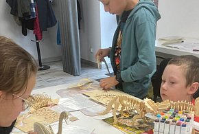 Warsztaty majsterkowania w Książu. Dzieci składały drewniane zwierzęta-83664