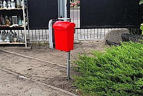 Widzisz taki pojemnik na cmentarzu. Oto, do czego służy-83801