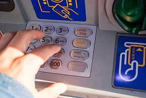 Z kont znikały pieniądze. Policja i bank badają ogólnopolski incydent-83903