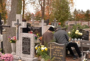 Savoir-vivre na 1 listopada. Jak się zachować podczas wizyty na cmentarzu?-84022