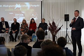 Młodzież i literatura. Poetyckie spotkanie w śremskiej bibliotece.-84191