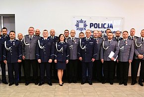 Uroczysta zbiórka w śremskiej komendzie. Policjanci awansowani i odznaczeni-84200