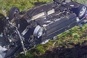 Podczas dachowania wypadli z auta! Jechali za szybko, a do tego wszyscy byli pijan-84242