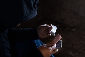 Policja zatrzymała dilera, 25-letniego mieszkańca gminy Dolsk ukrywającego się za-84254