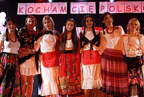 „Kocham Cię, Polsko!” – radosne świętowanie Niepodległości w śremskim LO-84278