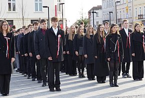 Polonez na śremskim rynku. Uczniowie śremskiego Liceum zatańczyli dla Niepodległej-84311