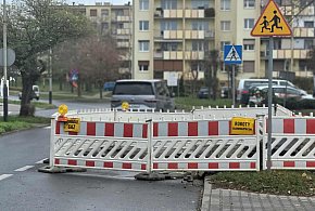 Częściowe zamknięcie pasa ruchu na ul. 1 Maja w Śremie. Trwają prace przy instalac-84485