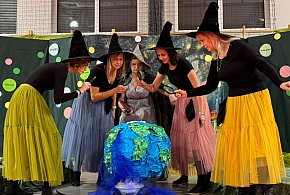 Obchody Dnia Tolerancji. Wyjątkowy spektakl nauczycieli w SP4-84527