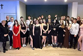 Ten wieczór należał do uczniów ZSP. Połowinki symbolem celebrowania połowy nauki-84542