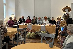 Poezja w jesiennych barwach. Spotkanie pasjonatów literatury w Klubie Senior + w Ś-84729