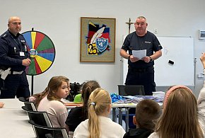 Spotkanie "Odblaskowej szkoły" w SP4. Policjanci nagrodzili uczniów.-84759