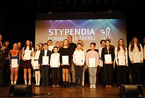 Uczniowie nagrodzeni! Stypendia Burmistrza dla najzdolniejszych uczniów-84840