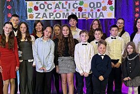 "Ocalić od zapomnienia" - wieczór zaduszny w szkole w Dąbrowie-84969