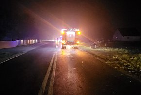 Utrudnienia na drodze Dolsk -Śrem. Osobówka wypadła z drogi-85101