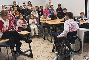 Siła Rąk i Determinacji. Mistrz Parakolarstwa Inspiruje śremskich uczniów-85137