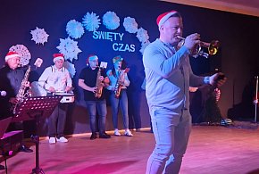 Kiermasz świąteczny w Bodzyniewie. Od Mażoretek po domowe ciasta!-85254