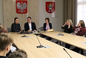 Samorząd od podszewki - Ósmoklasiści z SP2 w Śremie odwiedzili Burmistrza-85317