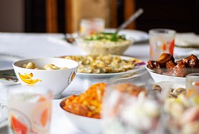 Polacy znów sięgną głębiej do kieszeni. Tyle wydają na świąteczne jedzenie-85390