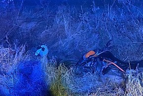 Wystająca ręka ocaliła go we mgle! Policjanci ze Śremu uratowali motocyklistę-85434