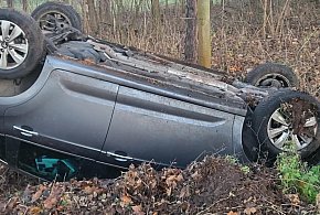 Groźne dachowanie na trasie Gaj – Błociszewo. Kobieta straciła panowanie nad autem-85533