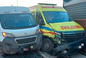 Zderzenie karetki pogotowia z busem. Policja ustaliła winnego-85575