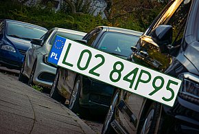 Tablice z zielonymi napisami na kolejnych autach. Nie chodzi o "elektryki"-85632
