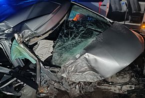 Nocny wypadek busa w Czajkowie - Mercedes rozbity na drzewie-85720