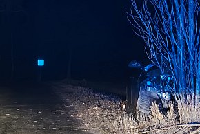 Pijany kierowca uderzył w drzewo - Skrajna nieodpowiedzialność pod Czempiniem-85714