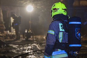 Nocna walka z ogniem w Kiełczewie. - Spłonęła hala produkcyjna-85744