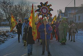 Kolorowy Orszak Trzech Króli w Wieszczyczynie! - Królowie, korony i diabły-85876