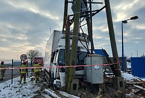 Uderzenie ciężarówki w słup energetyczny! Kierowca w szpitalu, Grzymysław bez prąd-85870