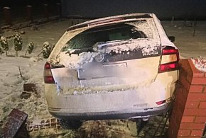 Pijany kierowca uderzył w płot i uciekł. Po chwili wrócił na miejsce zdarzenia-85942