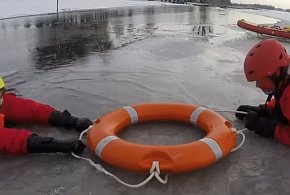 „Lód jest kruchy, życie również”. Ratownicy WOPR Śrem w pełnej gotowości-86017