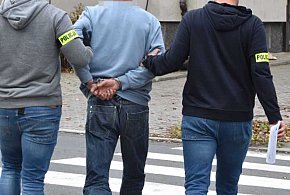 Wpadł na kradzieży perfum, trafi za kratki. 49-latek był poszukiwany-86098