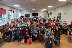 Czas, który jest prezentem. Uczniowie śremskiego LO z wizytą w DPS w Psarskim