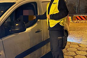 Brak tablic to był tylko początek. Pijany kierowca wpadł w Dzięczynie