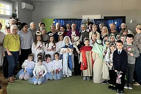 „Najpierw wnuki, potem dziadkowie”. Międzypokoleniowe wzruszenia w Klubie Senior +