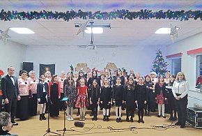 Od Moniuszko do uczniów z SP5. Dwa chóry pod jedną batutą w DPS Psarskie