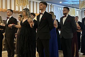 Maturzyści z ZSR Grzybno opanowali Żurawiec! Polonez na dwa składy