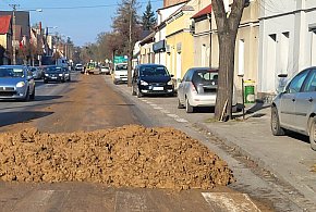 Zanieczyszczona jezdnia obornikiem w centrum Zaniemyśla