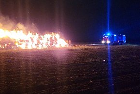 Wezwanie do pożaru balotów  w Pyszącej. Kolejny pożar  kilkaset metrów dalej