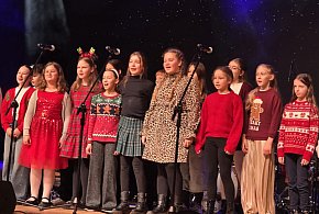 „Jeden wieczór, wielka pomoc” – Koncert charytatywny w Zespole Szkół Katolickich
