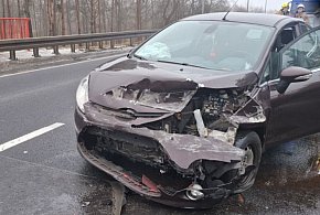 Obwodnica chwilowo zablokowana. Osobówka zjechała z drogi