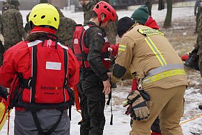 Wspólne szkolenie służb ratowniczych nad Jeziorem Grzymisławskim